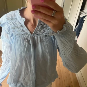 Blå blus med detaljer  - Super söt blus som passar perfekt till sommarn, inga defekter, mjukt material, sval, pris kan diskuteras💕 btw den är skrynklig då den har legat i en låda.