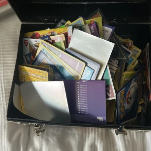 Pokémonkort - Blandad samling - Stor samling Pokémonkort i olika färger och motiv, perfekt för dig som vill bygga din egen lek eller byta med vänner. Här finns både klassiska och nyare kort – en chans att hitta dina favoriter och upptäcka nya Pokémon och är ungefär 600 Pokémon kort.