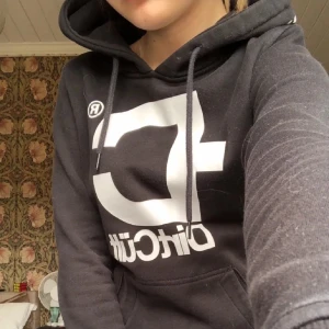 Hoodie - En hoodie från dirt cült i storlek s. Lite skadat tryck (se bild) annars väldigt bra skick