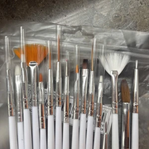 Set med nagelborstar för detaljer  - Ett stort set med nagelborstar i olika former och storlekar, perfekt för detaljerad. Dom är helt nya och oanvända köpa från nailster!