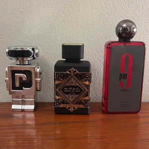 herrparfym bundle  - ⭐️Är 100% öppen för byten⭐️Säljer tre snygga herrparfymer: 1. Paco Rabanne Phantom i futuristisk robotflaska i silver (edt) 50ml 2. Lattafa Badee Al Oud Oud For Glory i svart flaska med guldmönster (edp) 100ml, 3. Afnan 9pm Rebel i röd och grå flaska med stor silverkula på korken (edp) 100ml . Alla är bara testade och helt fulla. Perfekt för dig som vill Kickstarta din samling med några fantastiska unika parfymer i toppkvalitet. Paco Rabanne är den enda som har låda.