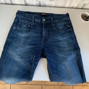 Replay anbass - Tjena, säljer mina Replay Jeans i den trendiga modellen anbass. Jeansen är knappt använda, cond 9/10. Nypris: 1799kr, hör av er vid minsta intresse//Anton