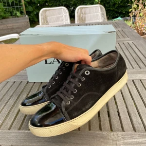 Lanvin skor  - Hej! Säljer nu dessa sjukt snygga Lanvin skor. Skorna är i bra skick! Vi rekommenderar att gå ner en storlek. Har ett begränsat antal boxar och dustbag! Hör gärna av dig vid frågor 