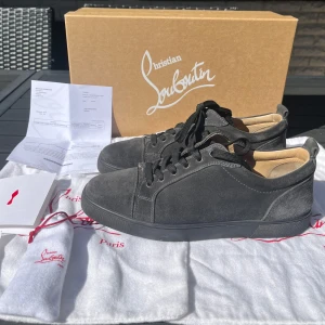 Christian Louboutin - Tjena, säljer nu dessa riktigt snygga och populära Christian louboutinsen i mycket bra skick, färgen är grå/svart, box, dustbags, extra snören och kvitto ingår, sällsynt model, hör av er vid frågor och funderingar🙌🤝