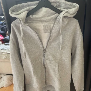 Zip-up hoodie - En zip-up hoodie från cubus i storlek xs. Enda defekten är att dragkedjan har tappat färg. ❤️