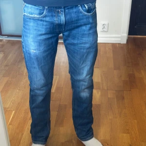 Replay anbass jeans - • Nu säljs ett par populära replay anbass jeans i mycket bra skick 👖 • Storleken är W32/L32 och modellen ”Anbass” 📏 • Han på bilden är ca 178cm lång 📏 • Nypris är ca 1600kr men säljs för 399kr !🤯 • Hör av dig vid minsta lilla fundering 🤔💭 • Kolla gärna in profilen för andra schyssta plagg som raffe skjortor, replay jeans, Jacob cohen jeans och Dondups 🤝🤝