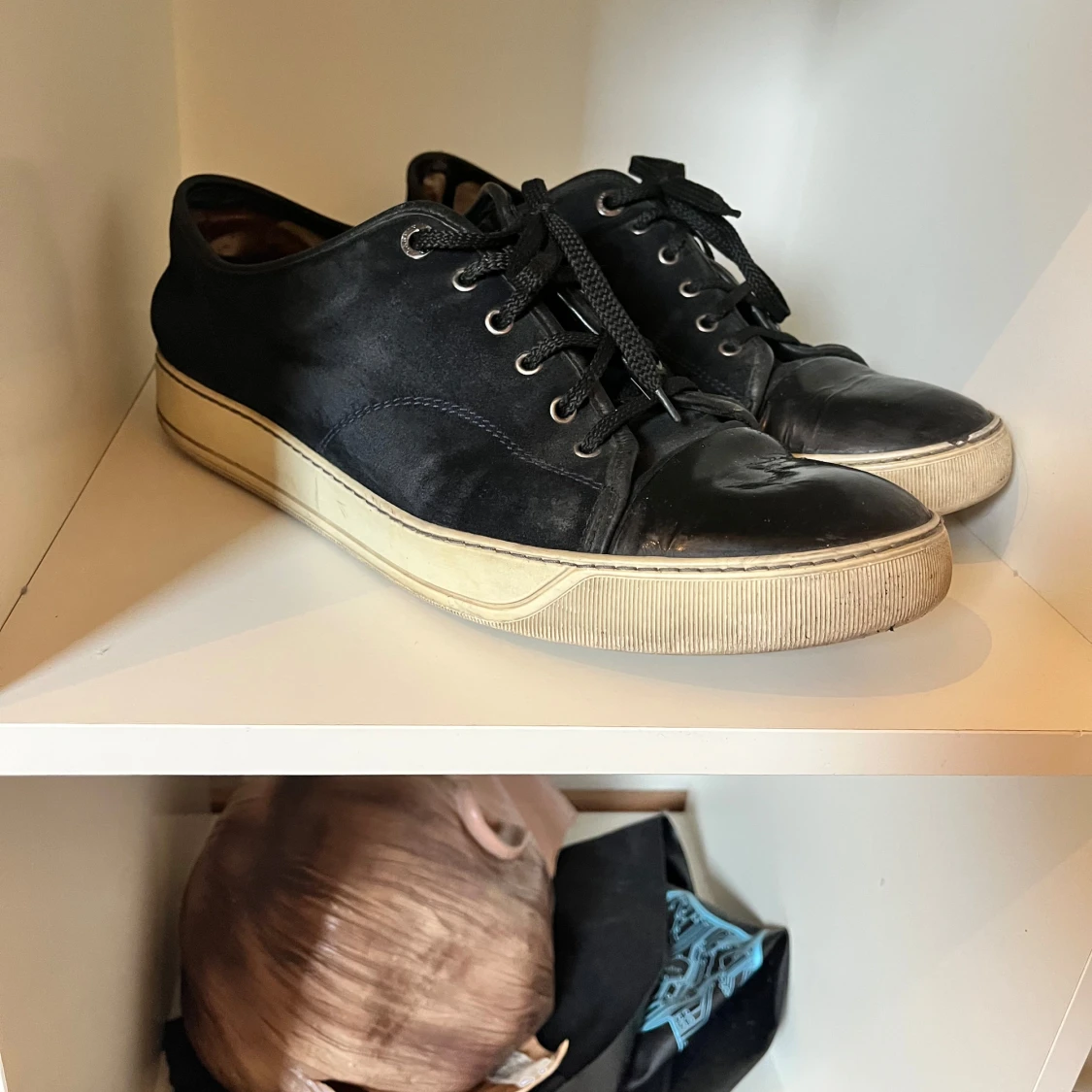 Svarta sneakers med mockadetaljer - 4