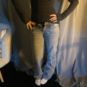 Gråa jeans straight fit - Säljer ett par jeans i grå tvätt. Jeansen har rak passform, normal midja och fem fickor. De är tillverkade i slitstarkt jeanstyg och har en vintage vibe med snyggt slitna detaljer. Perfekta för en avslappnad och cool stil.