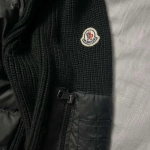 Svart dunväst med huva från Moncler - Snygg svart dunväst från Moncler.