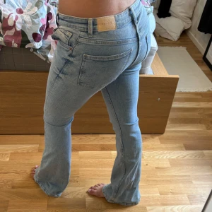 Jeans - bootcut jeans som inte längre passar mig! har likadana i mörkblå på min sida😇knappt använda