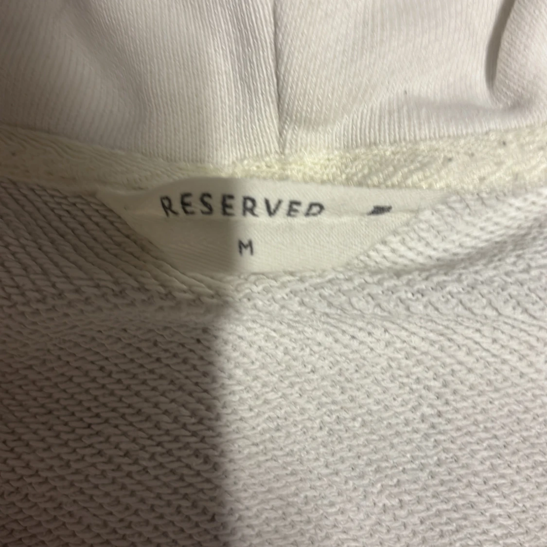 Vit hoodie med dragkedja från Reserved - 1