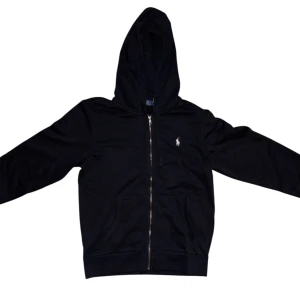 Svart hoodie från Polo Ralph Lauren - Fräsch hoodie från Polo Ralph Lauren med klassisk broderad logga på bröstet. Aldrig använd.