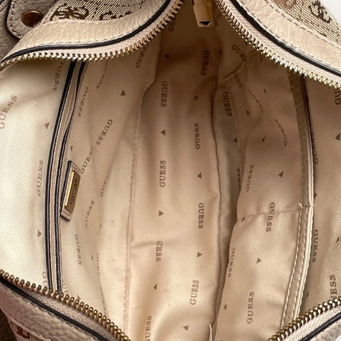 Vintage axelväska från Guess  - 4