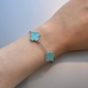 Turkos klöver armband  - Säljer denna fina armband med turkos klöver 🩵Armbandet är gjord av rostfritt stål som håller sig fint länge. Helt nytt och aldrig använt! 