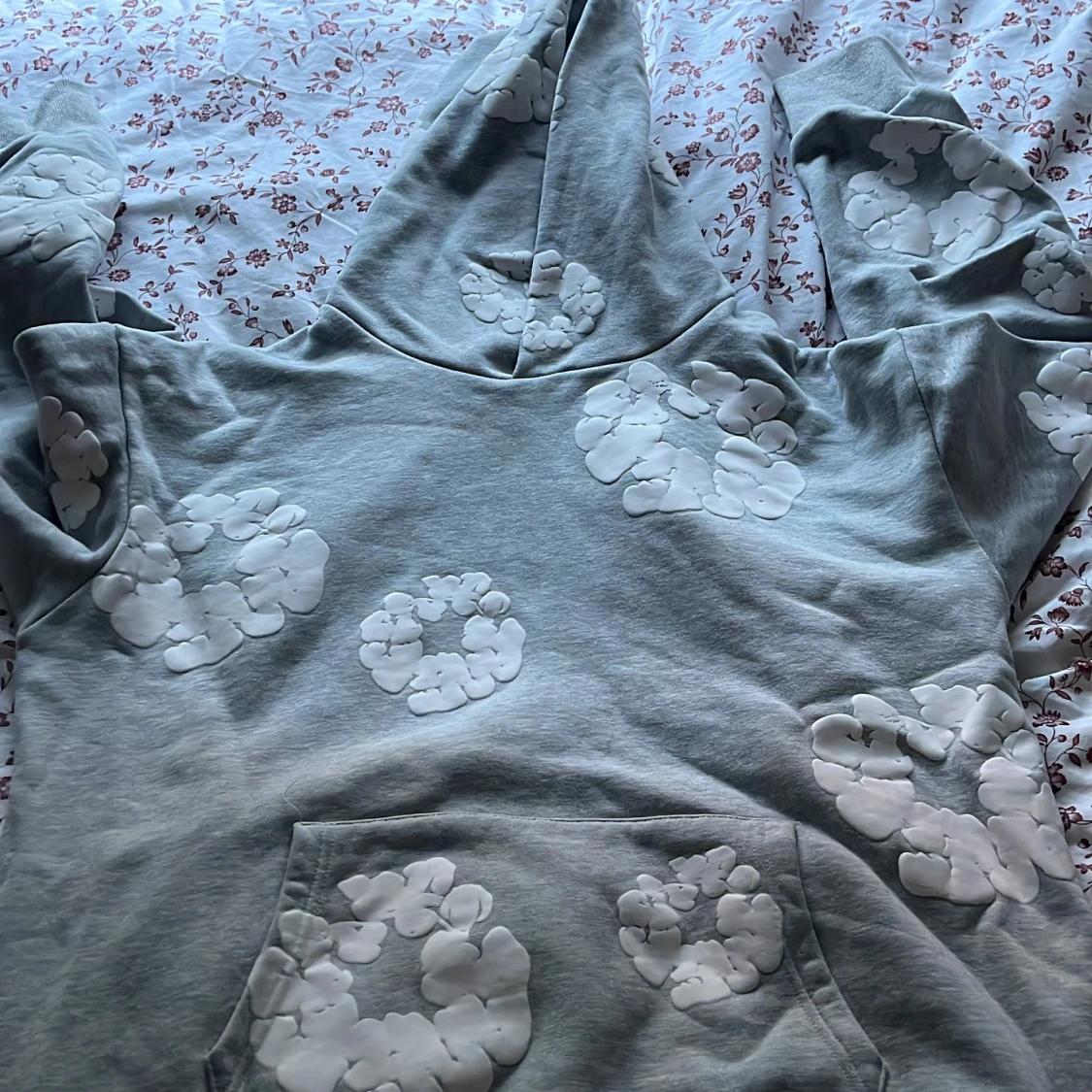 Grå hoodie från Denim Tears med blommor