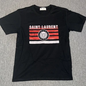 Saint Laurent T-shirt - Hej,Säljer min svarta Saint Laurent T-shirt i storlek S,T-shirten är i mycket bra skick och den har inga defekter osv. Vid intresse och andra frågor är det bara att skriva😁