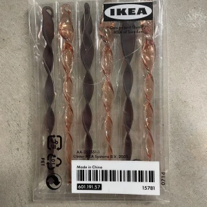 Twistade hårpinnar från IKEA - Säljer ett set med fem twistade hårpinnar från IKEA. Två är transparenta i kopparfärg och tre är matta bruna. De har en spiralformad design som ger en cool look till håruppsättningen. Perfekta för att fixa frisyren snabbt och snyggt.