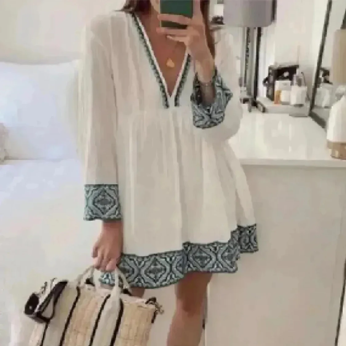 Vit kortklänning med grön mönster