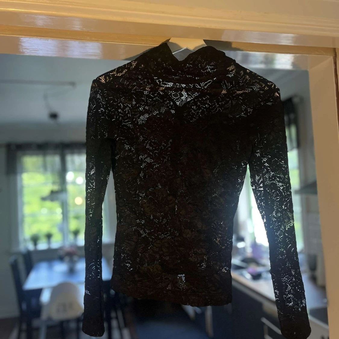 Svart spetsblus från Whyred XS