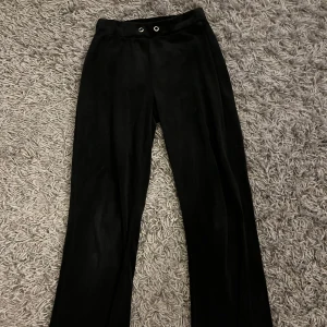 Svarta vida byxor från Gina Tricot XXS - Svarta byxor från Gina Tricot i supermjuk polyester med bred resår i midjan och två bakfickor. Dessa byxor är verkligen så sköna och stilrena!!🤗 Dem har ett hål i ena bakfickan men det går att sy ihop om man vill!🪡🧵Hör gärna av er om ni har frågor eller vill ha fler bilder!!🥰