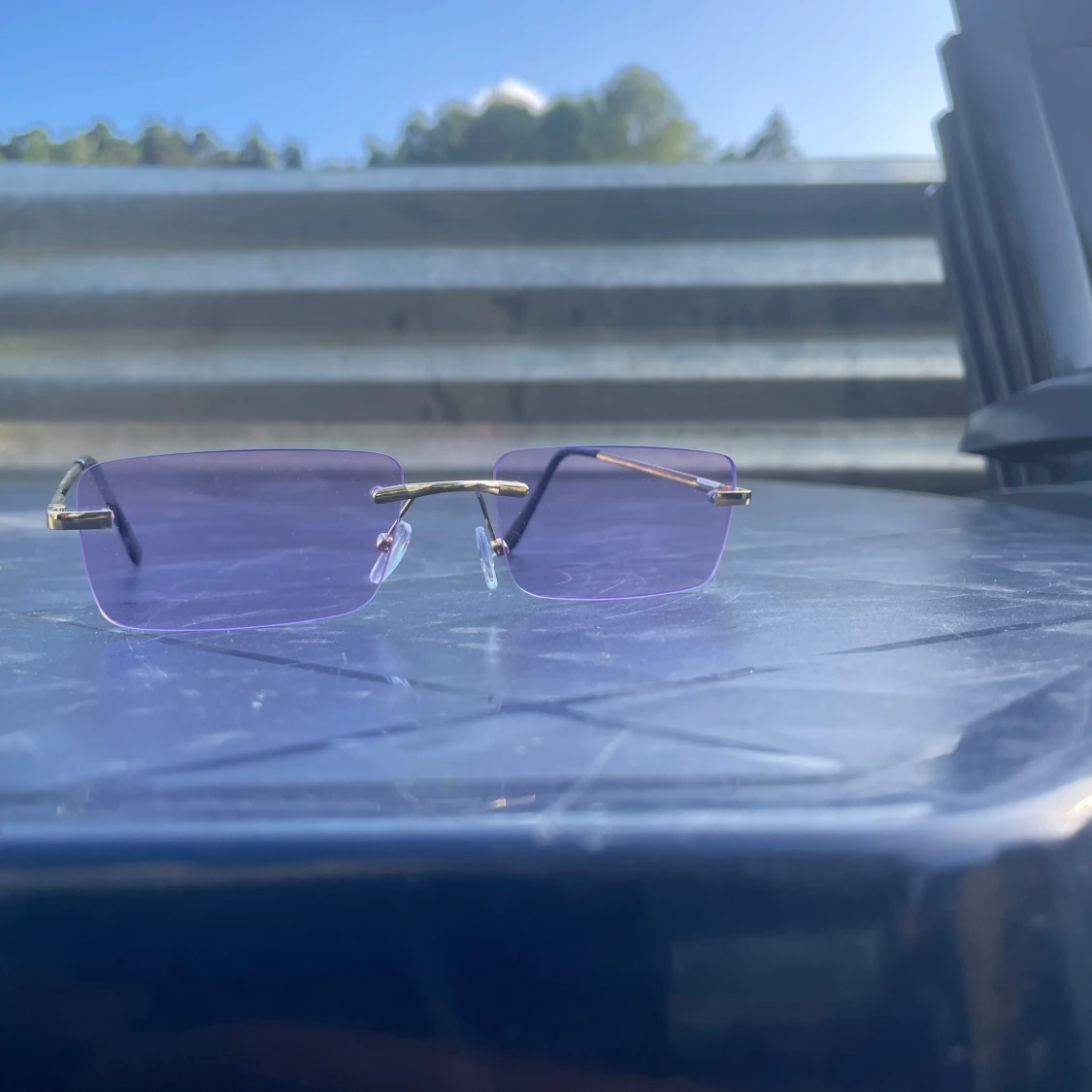 Lila rektangulära glasögon med gulddetaljer - 1