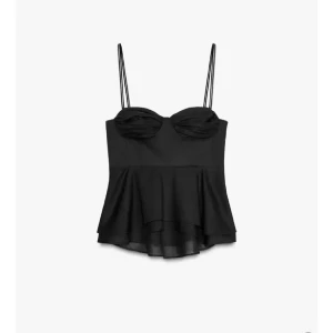 Svart korsettopp med volang - Supersnygg svart korsettopp med tunna axelband och volang nertill i storlek XS. Aldrig använd och säljer den då den inte passade mig. Kontakta mig för bilder på tröjan.