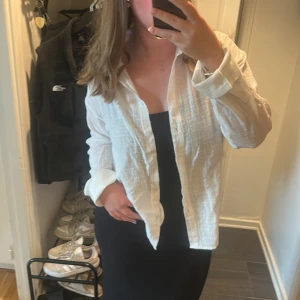 Vit linneskjorta - Säljer en vit, luftig skjorta i linne med avslappnad passform. Skjortan har långa ärmar, klassisk krage och knäppning framtill. Har aldrig använt den så den är ny🥰 (ej strykt på bild)