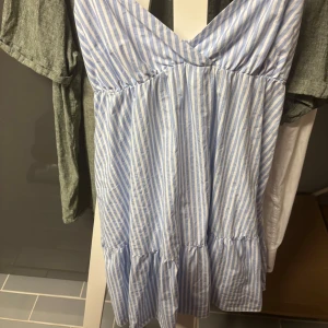 Klänning - Klänning