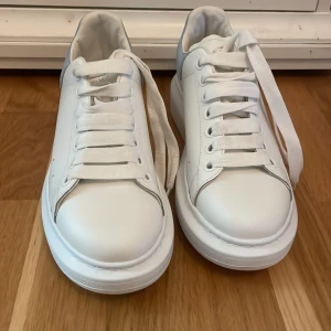 Alexander McQueen vita sneakers - Helt nya Alexander mqueens använda en gång. Storlek 40 
