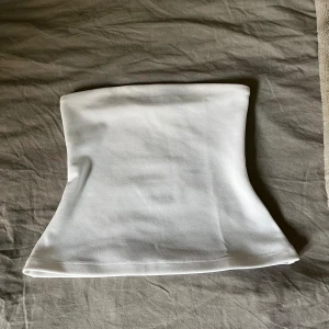 Vit tubtopp - Vit tubtopp från Bikbok i storlek xs, andvänd en gång❤️