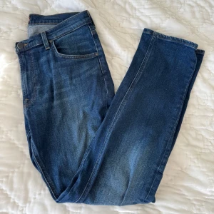 Lee Daren Zip Fly jeans blå W32 L32 - Säljer ett par klassiska blå Lee Daren Zip Fly jeans i rak modell. Jeansen har fem fickor, dragkedjegylf och snygga kontrastsömmar. Perfekta för dig som gillar en tidlös look med bekväm passform. Materialet är slitstarkt denim i bomull.