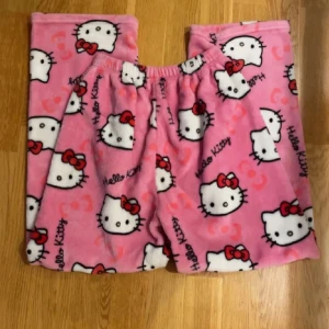 Hello Kitty byxor - Rosa hello Kitty byxor aldrig använda säljer för jag har 2 st💞pris går att diskutera 