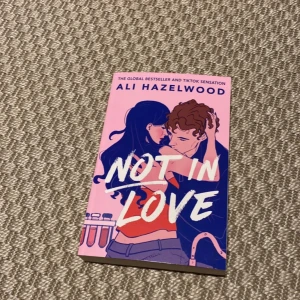 Not In Love - En färgstark och modern roman med illustrationer på omslaget som lockar unga vuxna. Perfekt för dig som gillar romantik, kemi och starka karaktärer. Boken är en global bestseller och populär på TikTok.