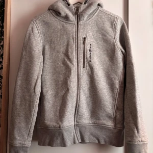 Grå Sail Racing Zip-up - Grå zip-up hoodie storlek M från Sail Racing med bröstficka. Använd ett fåtal gånger. Nypris 1 300kr-1 500kr🤗