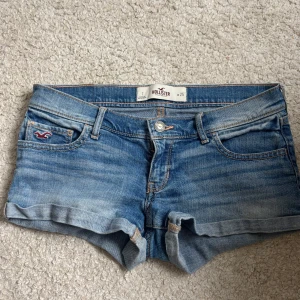 lågmidjade jeansshorts från hollister - super snygga lågmidjade jeansshorts från hollister, säljer för dom är lite för korta för mig!🥰midjemåttet är 35 cm rakt över och innerbenslängden är 19 cm😍🙌🏼