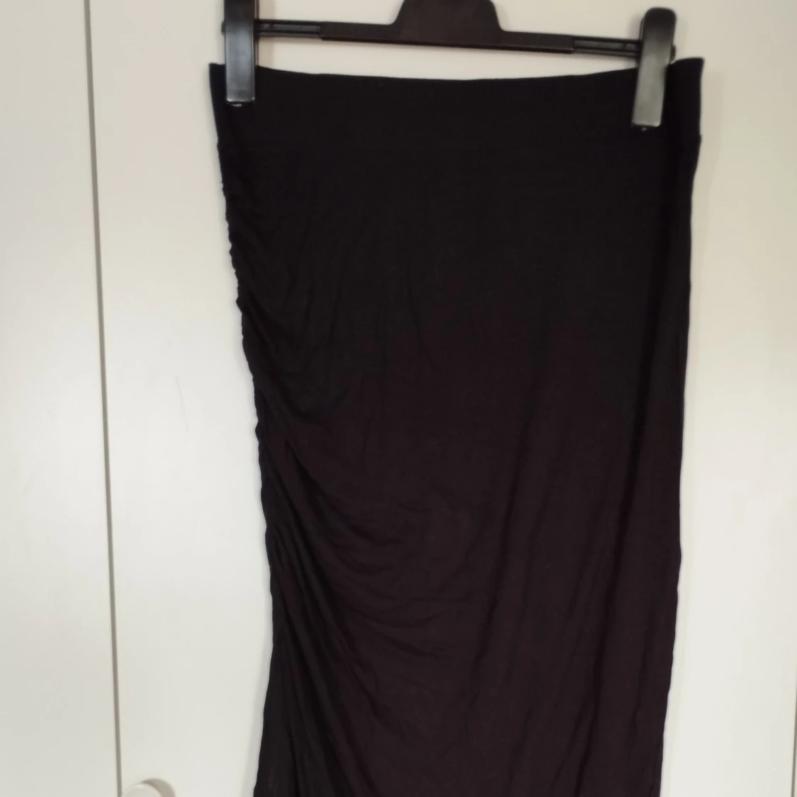 Svart långkjol med rouging på sidan - 1