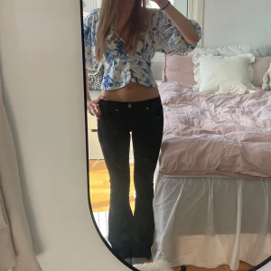 Snygga jeans! - Skitsnygga lågmidjade bootcut jeans från Dondup, ser ut som nya❤️storlek 27