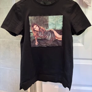 Limitato t shirt - Säljer nu min limitato t shirt för den har blivit för liten det är en xs. Är i väldigt fint skick box med fås. Är det något ni undrar över så är det bara och skriv