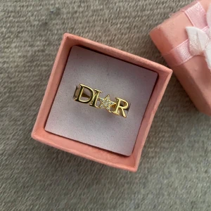 Dior ring - Jätte snygg dior ring vet inte om den är äkta dock förmodligen inte❣️