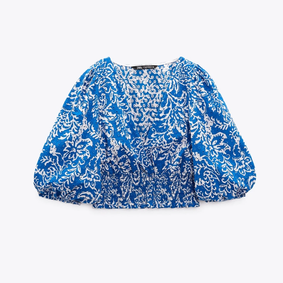 Blå mönstrad blus med puffärmar