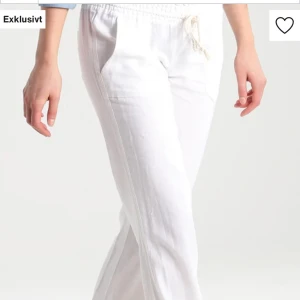 Linnebyxor - Roxy Linnebyxor, köpta för 599kr och säljer för 300kr, aldrig använda, storlek S. OBS! Pris kan diskuteras! Snabb affär=Bättre pris☺️,ett jättelitet hål vid rumpan men går lätt att laga