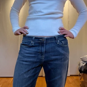Vintage jeans  - Sjuuuukt najs jeans, köpta second hand. Så mycket fina detaljer såsom fickorna, slitningar mm. Jag är 168/170 och de är långa på mig. Skulle säga att midjan är en M, lutar mer åt större hållet än mindre, sjukt najs! 