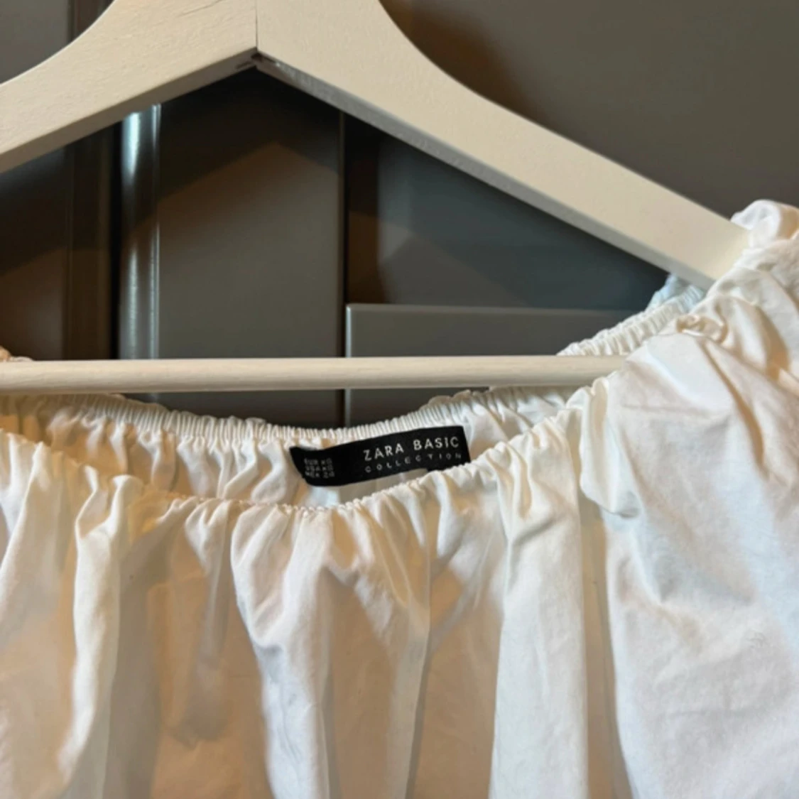 Vit offshoulder blus med volang från Zara Basic - 1