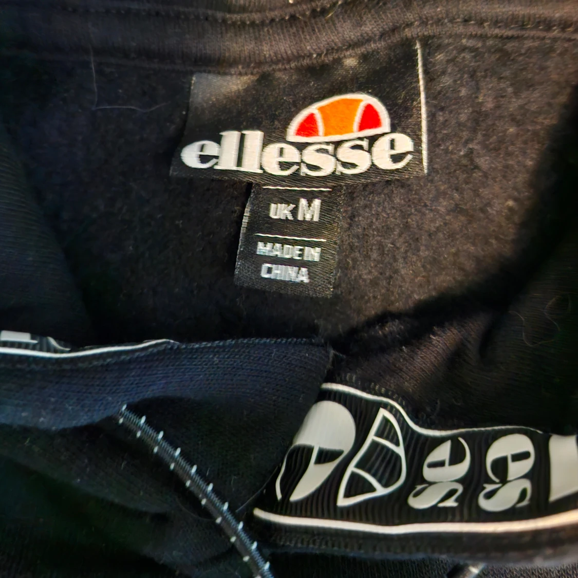 Sommar25. Svart hoodie från Ellesse med broderad logga - 1