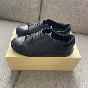 Sneakers Axel Arigato Clean 90 Navy stl. 42 - Sneakers från Axel Arigato model Clean 90 i färgen Navy och storlek 42. Skorna är från förra säsongen, men sparsamt använda och i mycket fint skick.