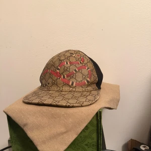 Gucci keps med orm och GG-mönster - Beige Snake Gucci keps storlek S