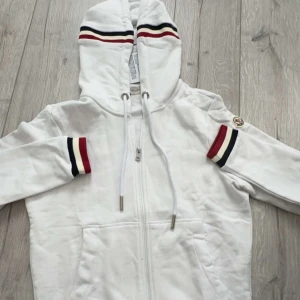  Moncler - ..