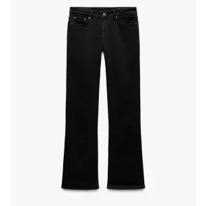 Svarta bootcut jeans - Snygga svarta lågmidjade bootcut jeans, endast använd 2 gånger☺️ storlek 38 men passar även 36