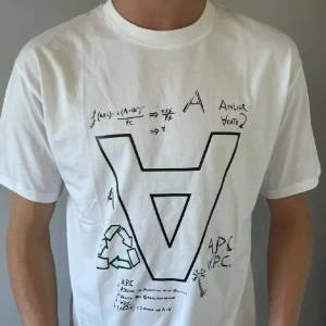 Vit t-shirt från A.P.C. - Vit t-shirt från A.P.C. med stort grafiskt tryck med  detaljer på framsidan. Klassisk rund hals och korta ärmar. Perfekt för dig som gillar unika prints och stilren design. Storlek XS men passar som M