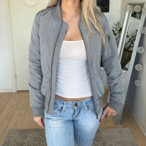 Grå bomberjacka  - Bomberjacka i bra skick! Köp via köp nu💓